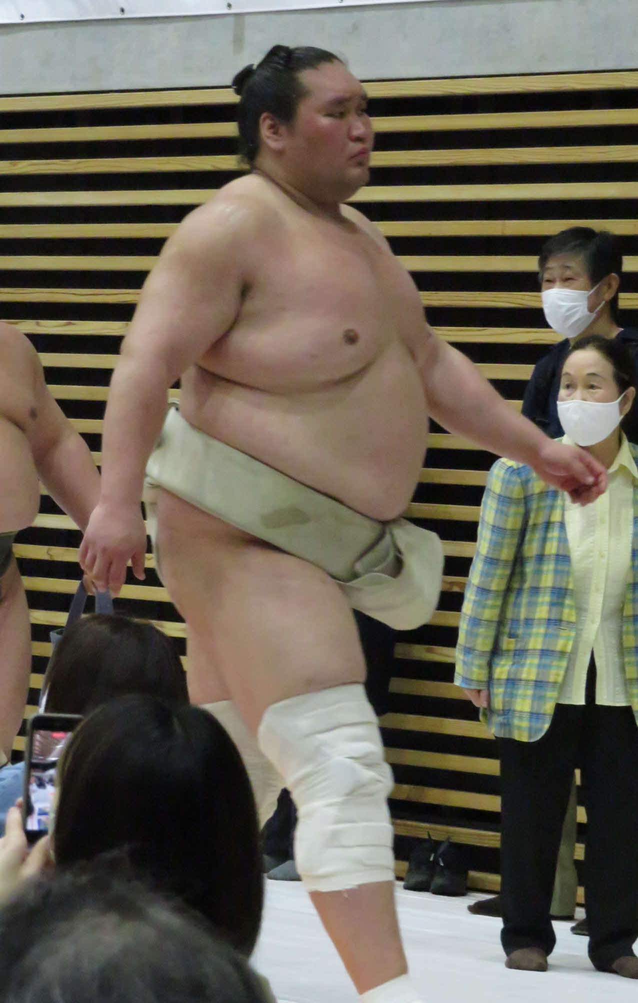 巡業の朝稽古終了後、引き揚げる照ノ富士