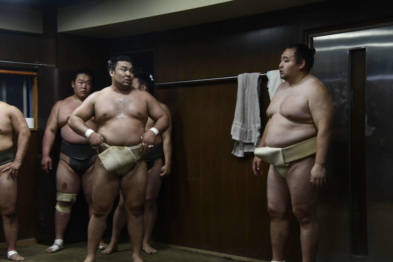 部屋付きの鶴竜親方（右）と話す霧馬山（撮影・平山連）