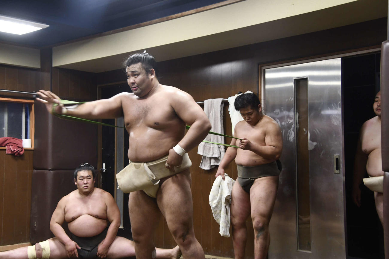 チューブを使って腕を鍛える霧馬山（撮影・平山連）