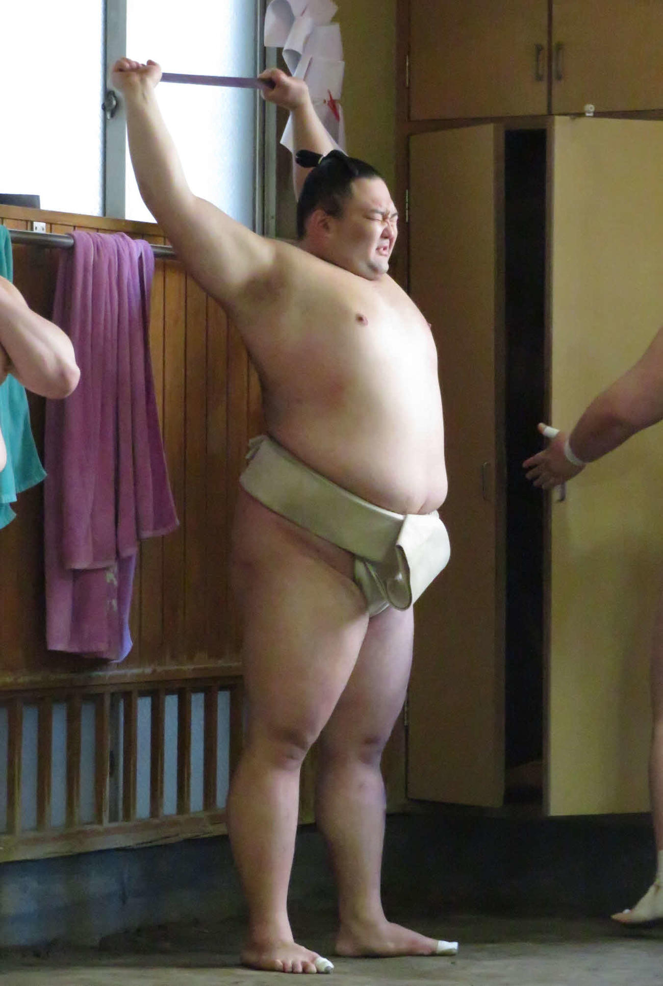入念に準備運動を行う朝乃山