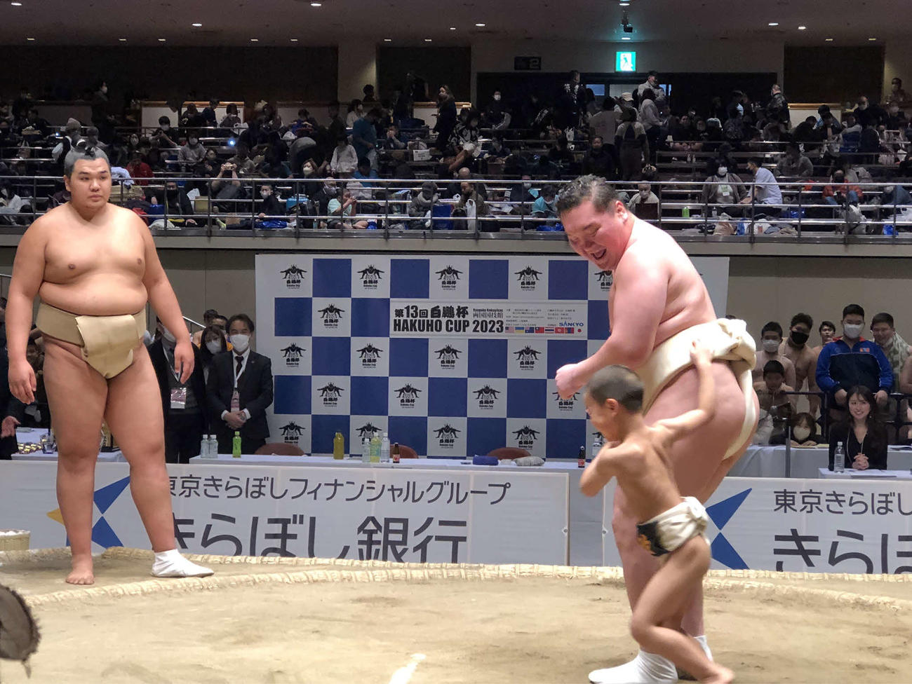 白鵬杯で行われた相撲教室。宮城野親方、北青鵬、炎鵬がまわし姿で稽古をつけた（撮影・平山連）