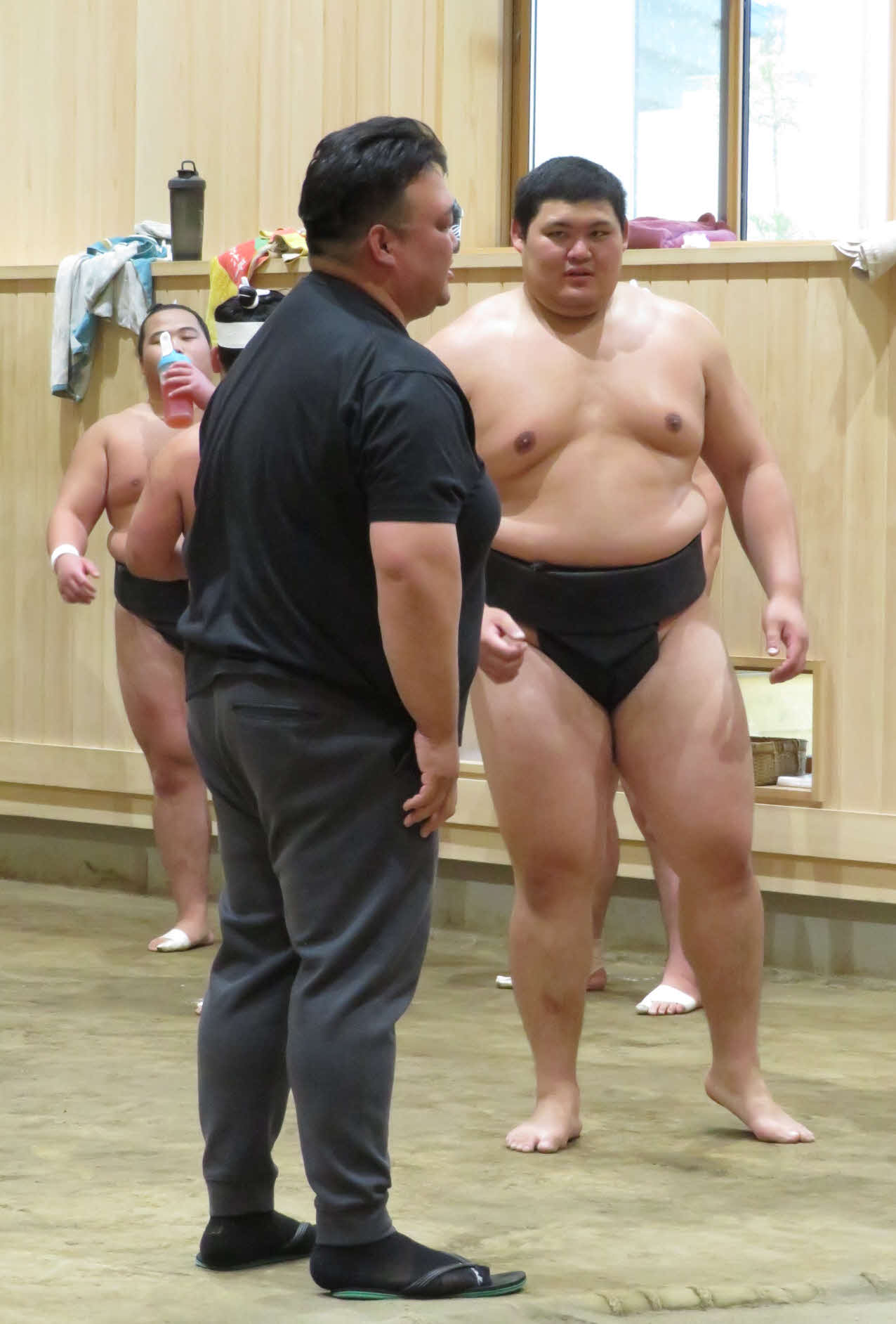 師匠の二所ノ関親方（手前）の助言に熱心に耳を傾ける大の里