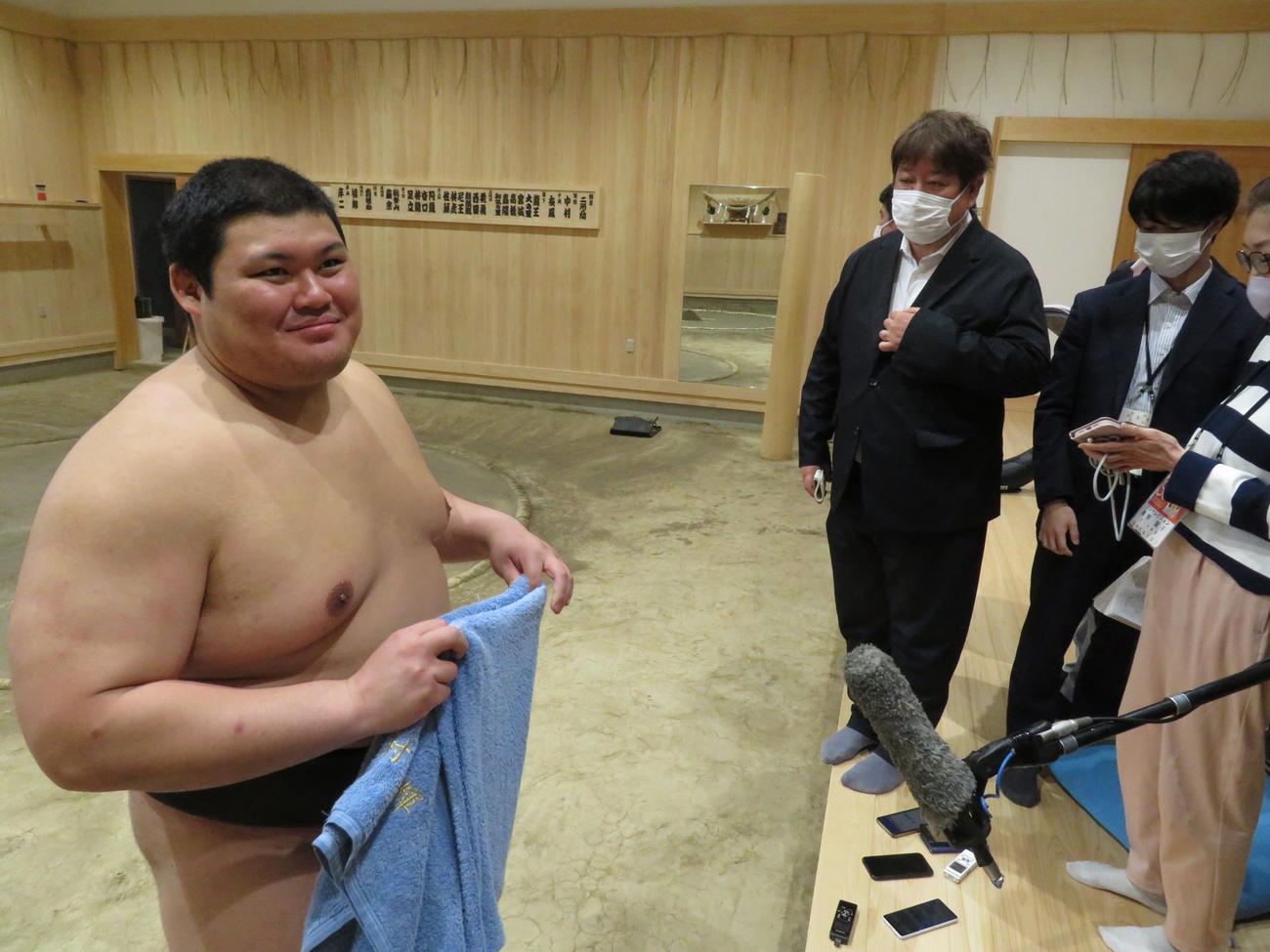 報道陣の取材に笑顔を見せながら応じた大の里