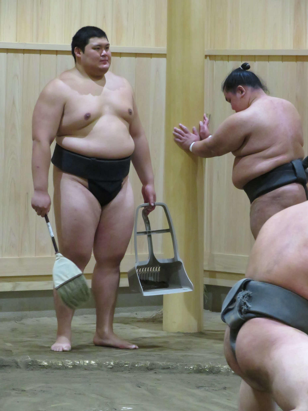 黒まわしを着け、ほうきとちりとりを手にする大の里（左）。デビュー場所で無敗なら、今場所が最初で最後の姿となるかもしれない