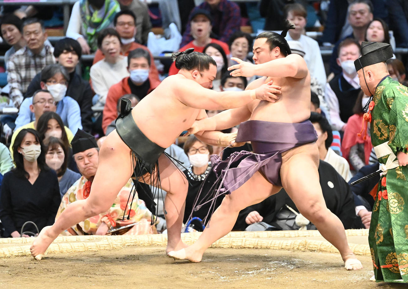 【割り出し】翠富士（左）は割り出しで翔猿を破る（2023年3月21日撮影）