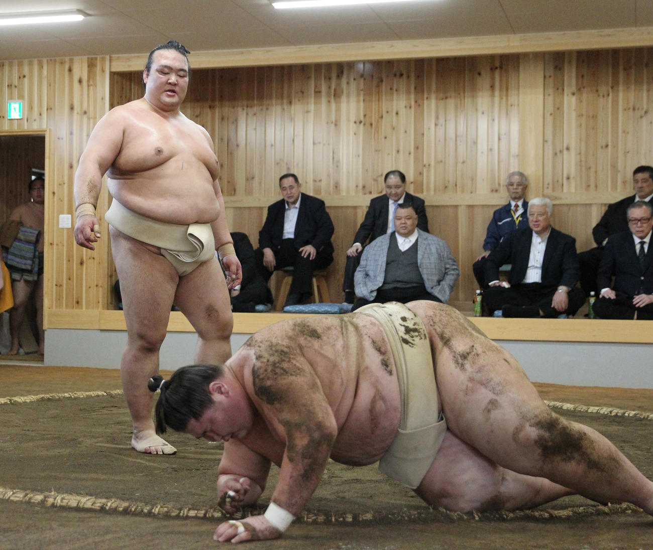 2018年11月2日、大勢の親方たちが見る中、逸ノ城と稽古する稀勢の里