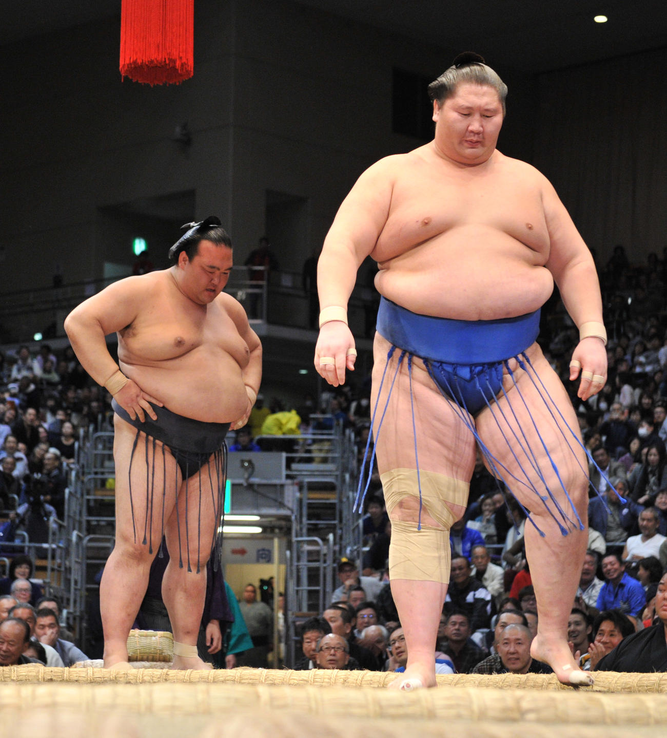 17年11月、逸ノ城（右）に敗れて腰に手を当てうつむく稀勢の里
