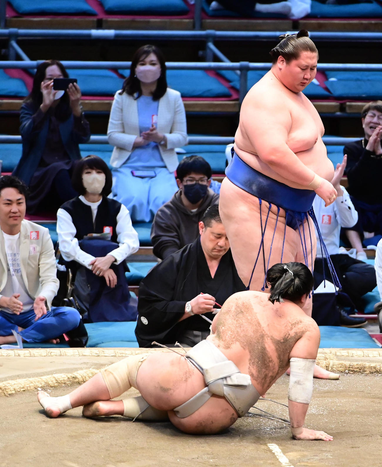 2023年3月26日、逸ノ城は対馬洋（手前）を上手投げで破り十両優勝を決める