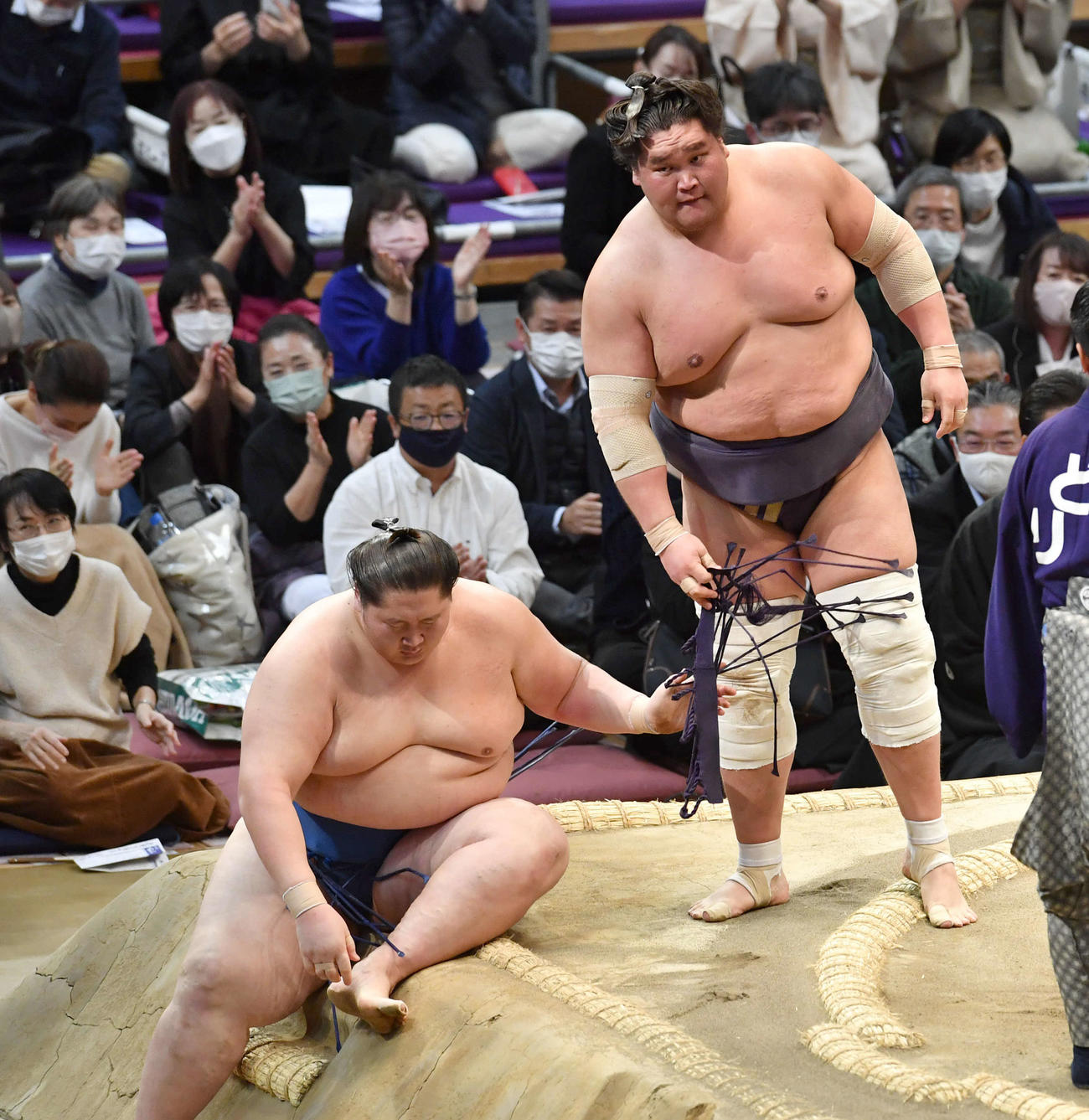 2021年11月、逸ノ城（左）を寄り倒しで破り、さがりを受け取る照ノ富士
