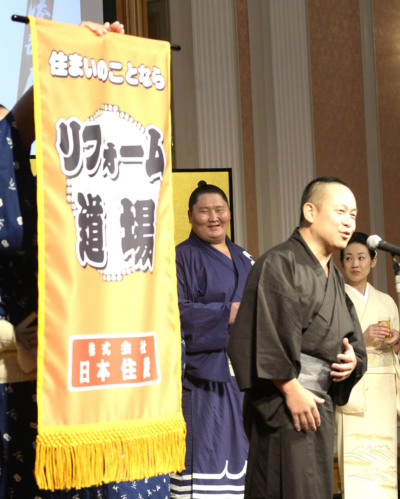 2015年7月3日、名古屋場所の15日間、日本住設から懸賞が掛けられることになり、笑顔の逸ノ城。右はおかみさんの三浦真さん。手前は日本住設の松岡直一社長