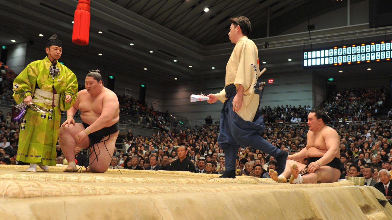 15年3月、日馬富士（右）を押し出しで破った逸ノ城