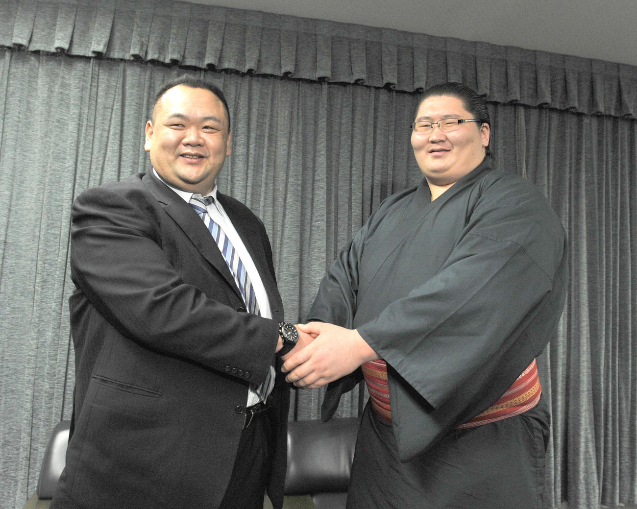 入門2場所で新十両入りを決めた逸ノ城（右）は、湊親方とガッチリ握手（2014年3月26日撮影）