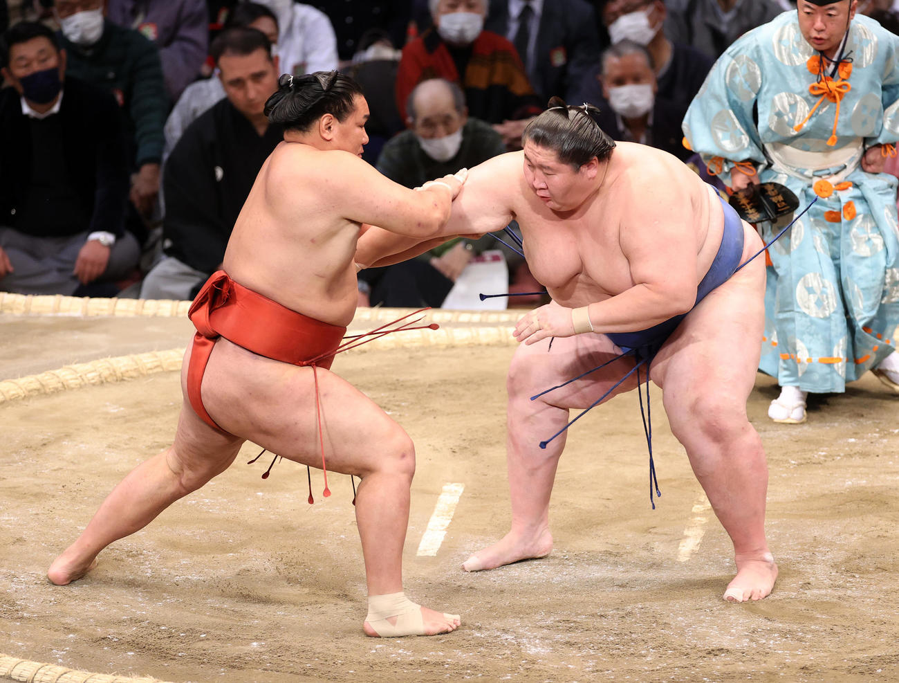 逸ノ城（右）を攻める豊昇龍（2022年11月15日撮影）