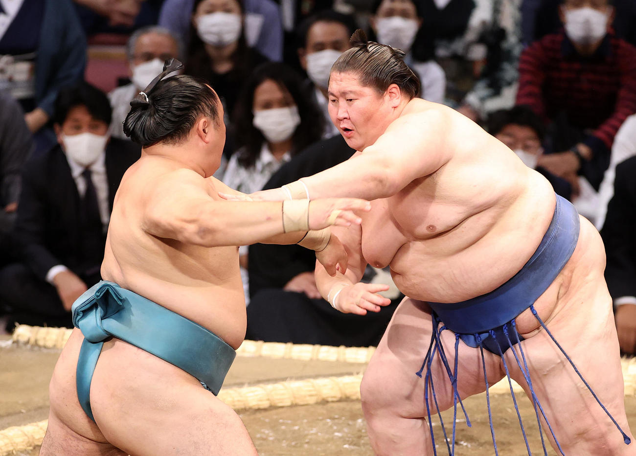 玉鷲（左）を攻める逸ノ城（2022年11月13日撮影）