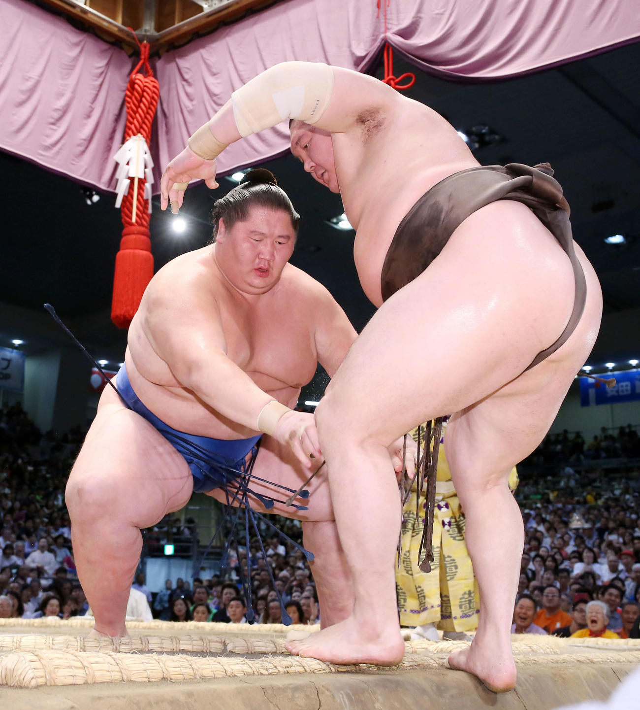 19年7月、白鵬（右）を寄り切りで破る逸ノ城