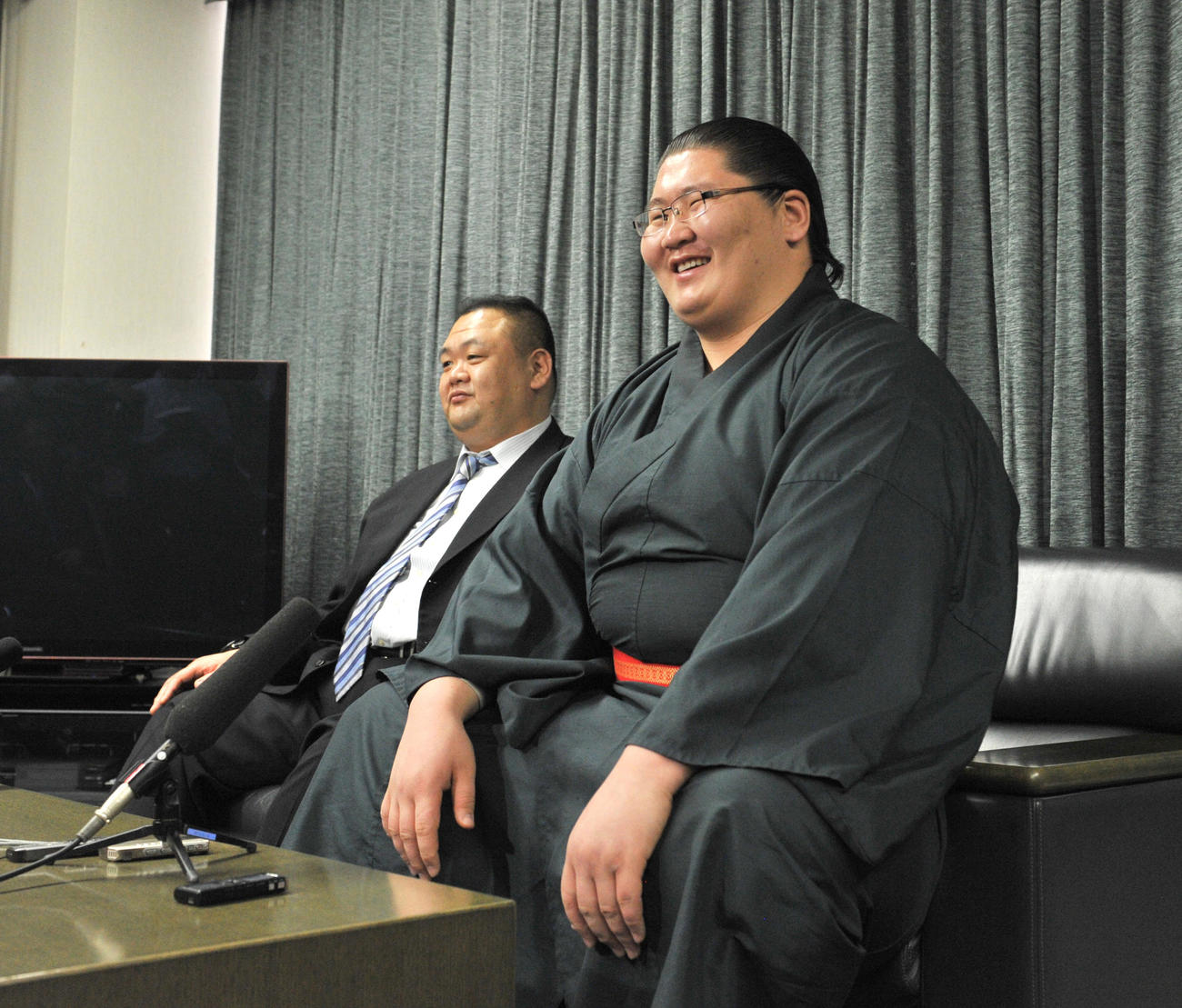 新十両入りを決めて笑顔で会見する逸ノ城（右）と湊親方（撮影・岡本肇）