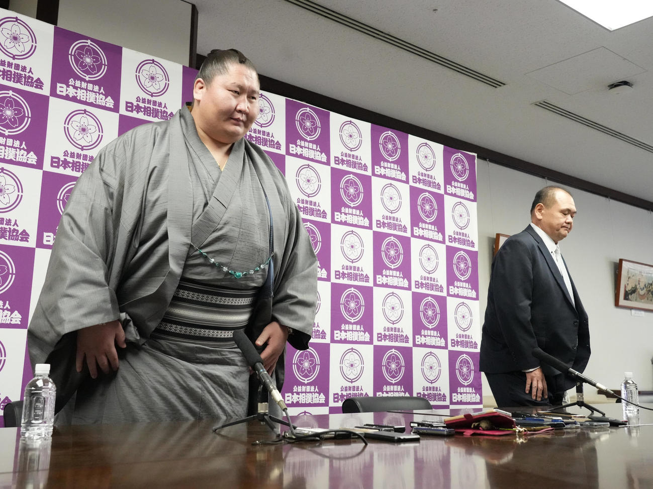 引退会見を終え立ち上がる逸ノ城。右は師匠の湊親方（撮影・小沢裕）