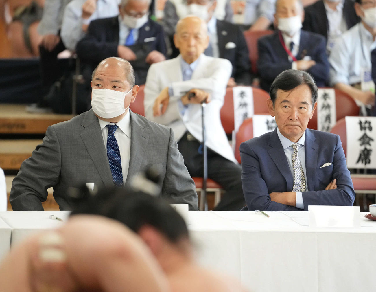 横綱審議委員会の稽古総見に臨む日本相撲協会の八角理事長（左）と文化庁長官の都倉氏（撮影・小沢裕）