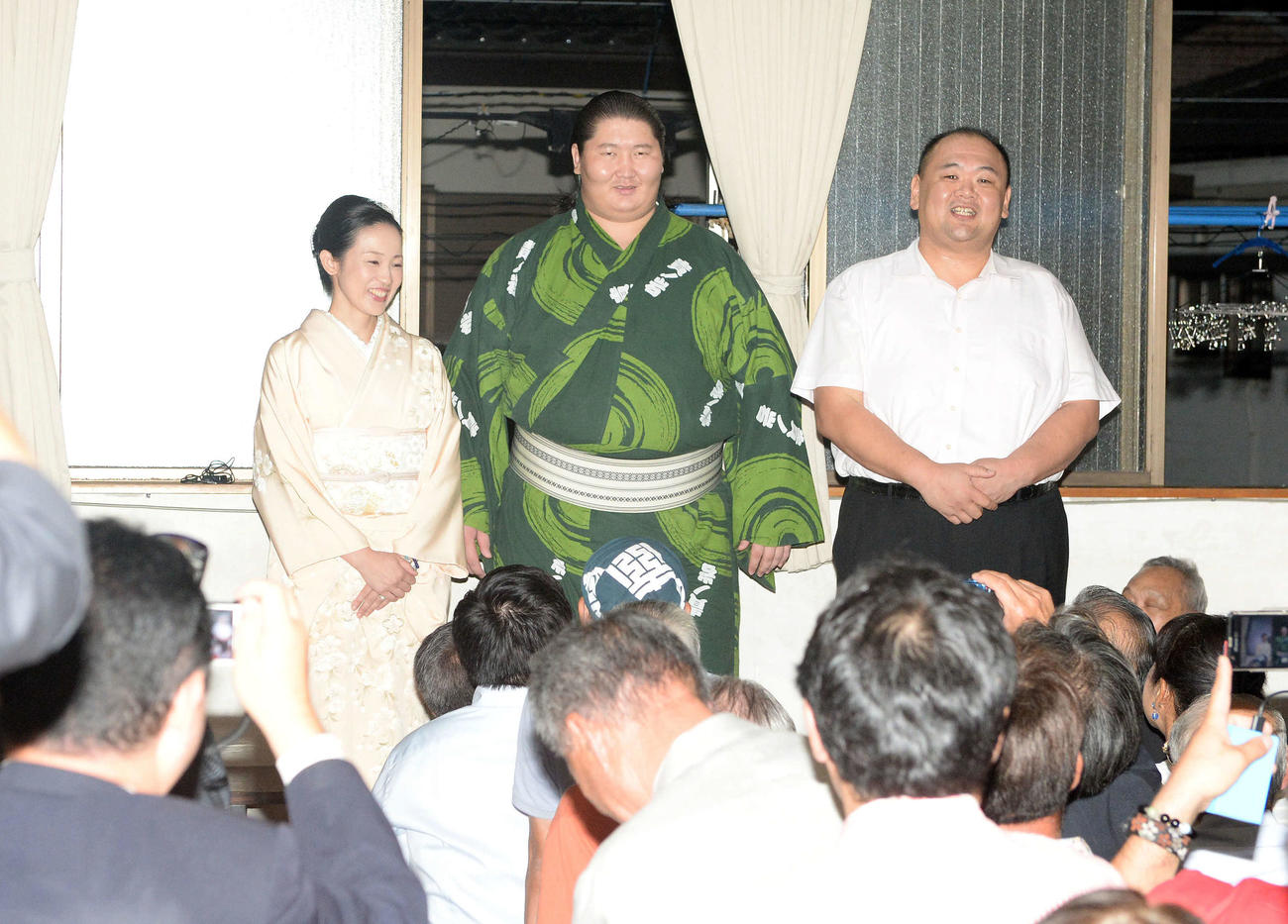 2014年9月、湊部屋のパーティーで多くの支援者の前に立つ逸ノ城（中央）。右は湊親方、左は真（まこと）夫人