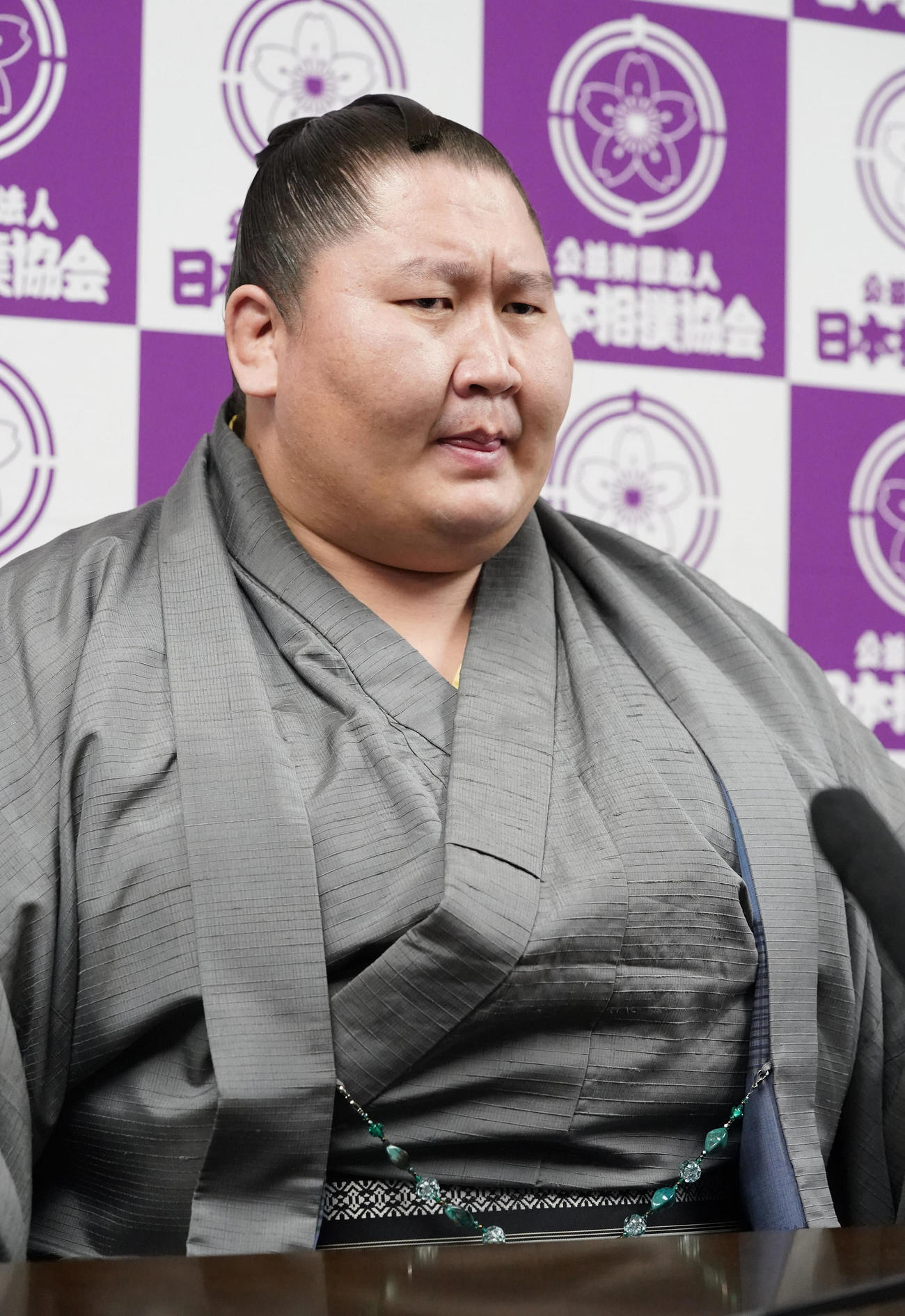 引退会見で厳しい表情を見せる逸ノ城（撮影・小沢裕）