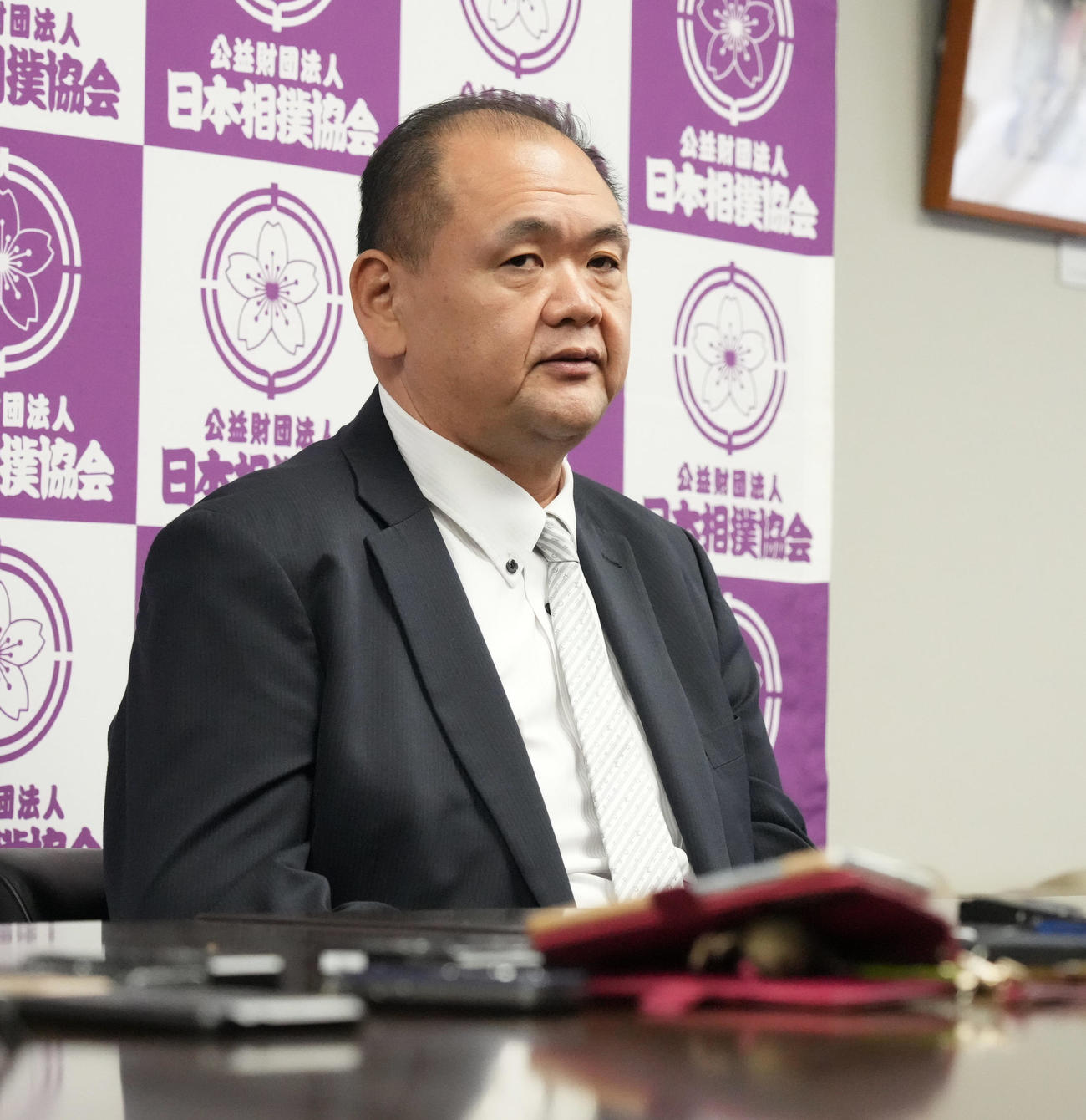 逸ノ城の引退会見に同席する師匠の湊親方（撮影・小沢裕）