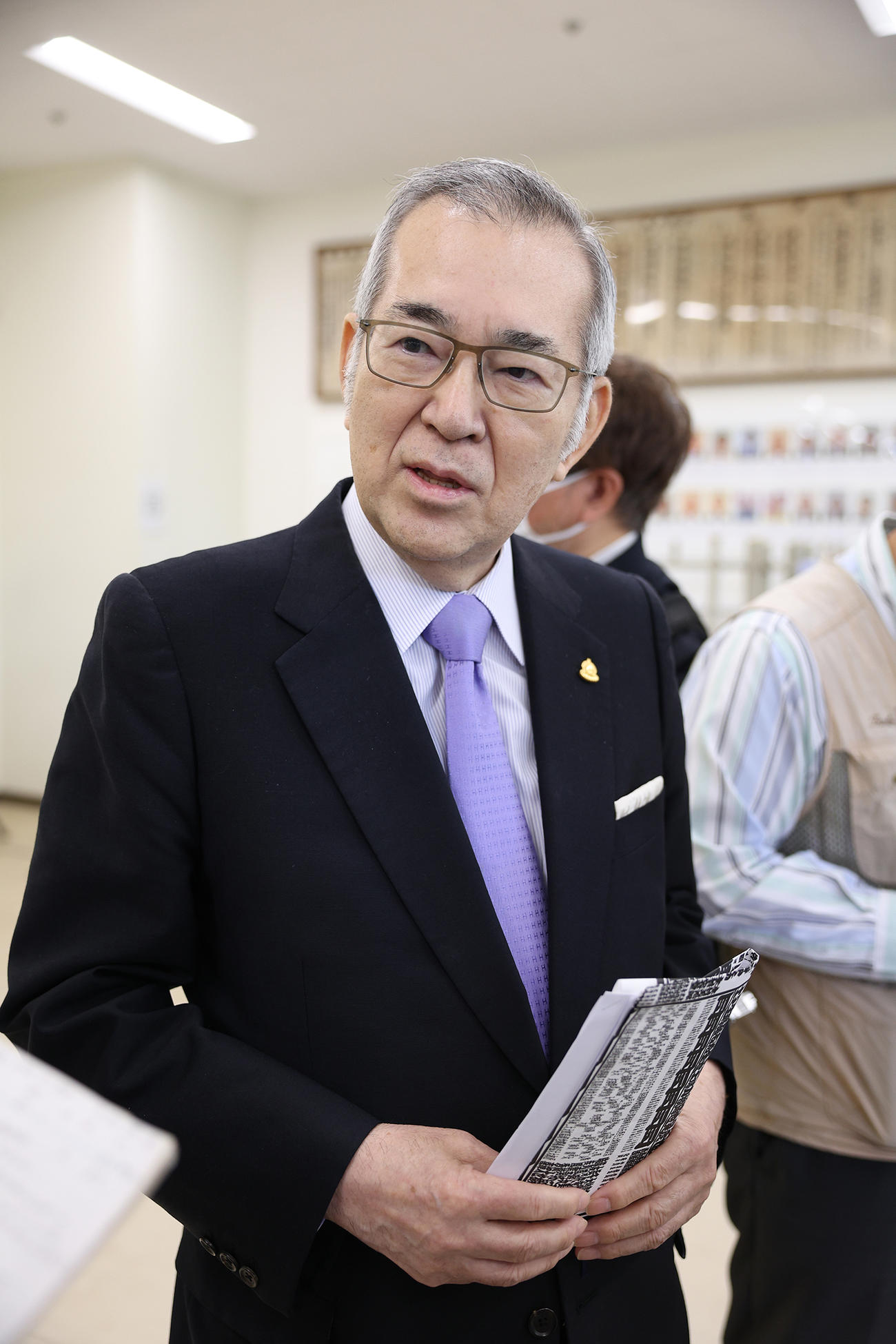 横綱審議委員会の稽古総見後に記者の質問に答える山内昌之委員長（代表撮影）