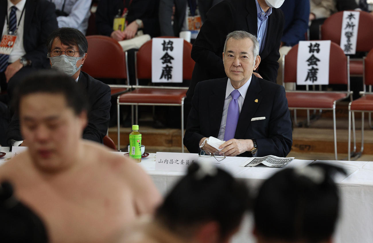 稽古を見守る横綱審議委員会の山内昌之委員長（代表撮影）
