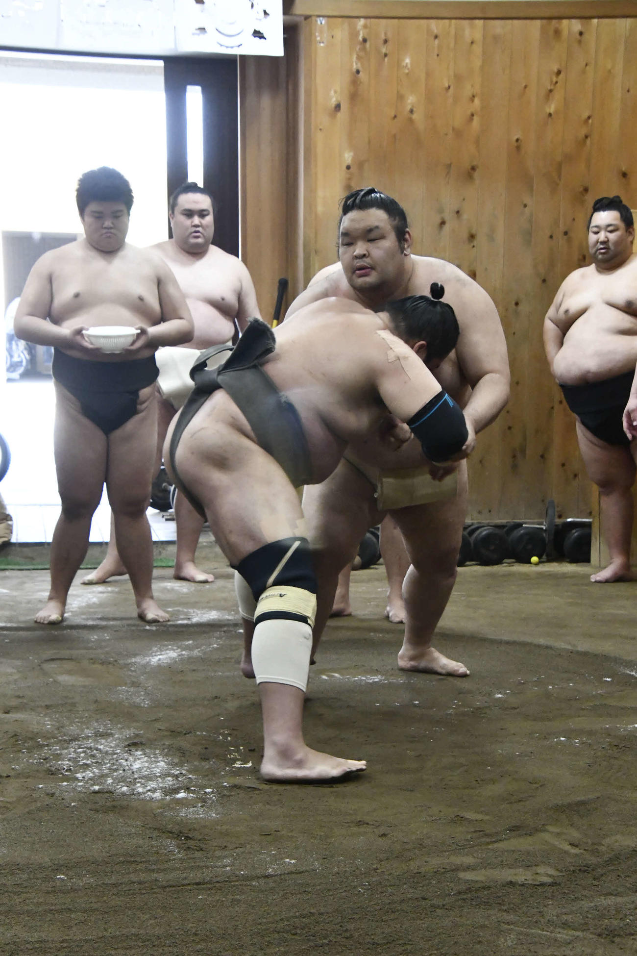 相撲を取る水戸龍（撮影・平山連）
