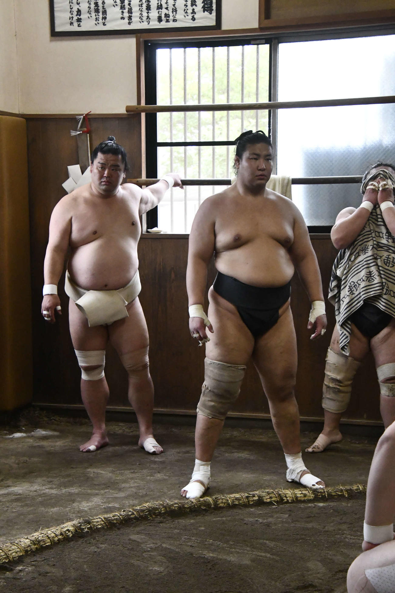 稽古する妙義龍（撮影・平山連）