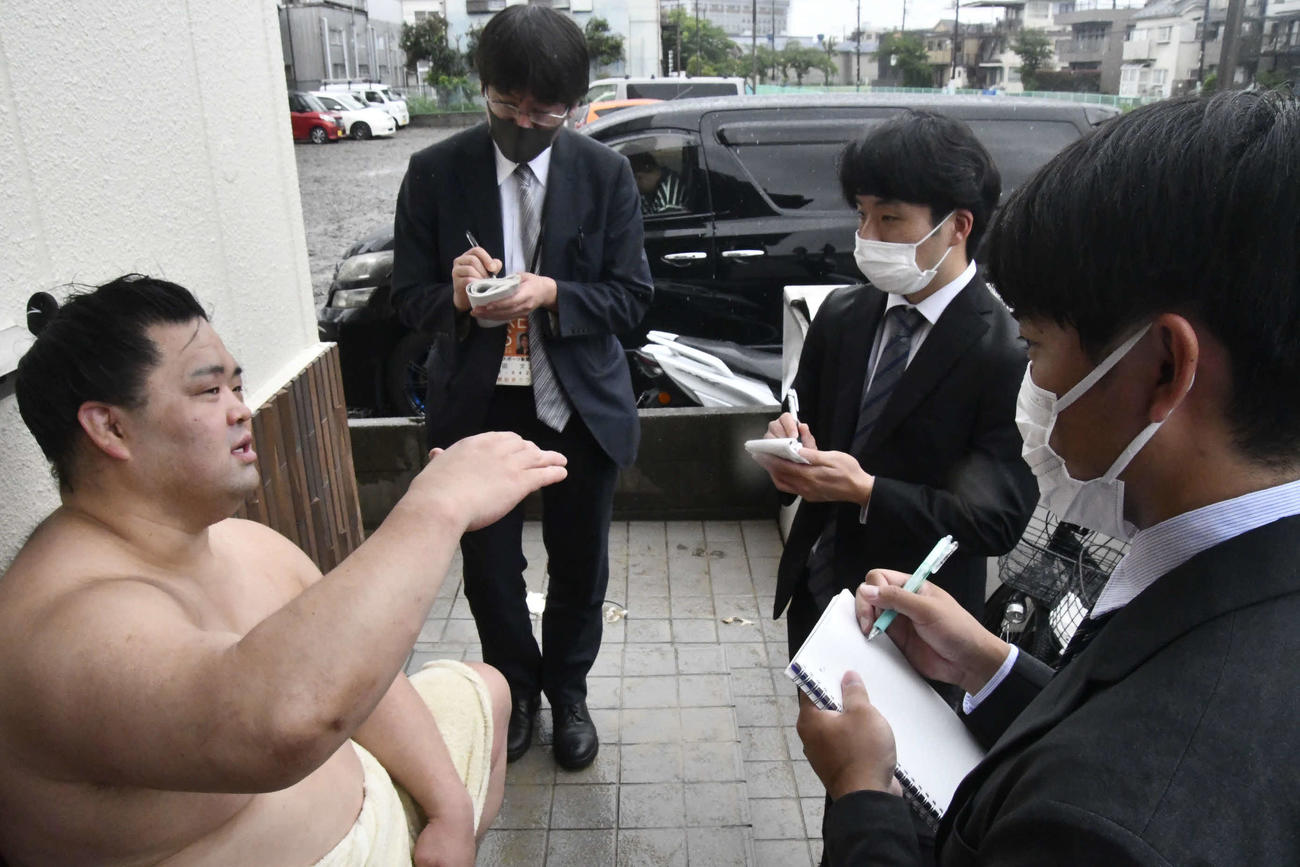 妙義龍を取材する日刊スポーツの新入社員ら（撮影・平山連）