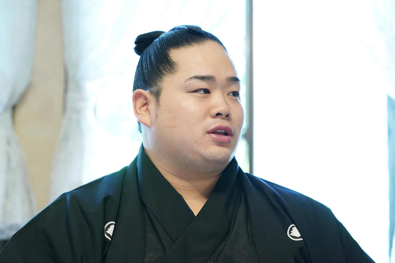 挙式後の会見に臨む錦富士（撮影・小沢裕）