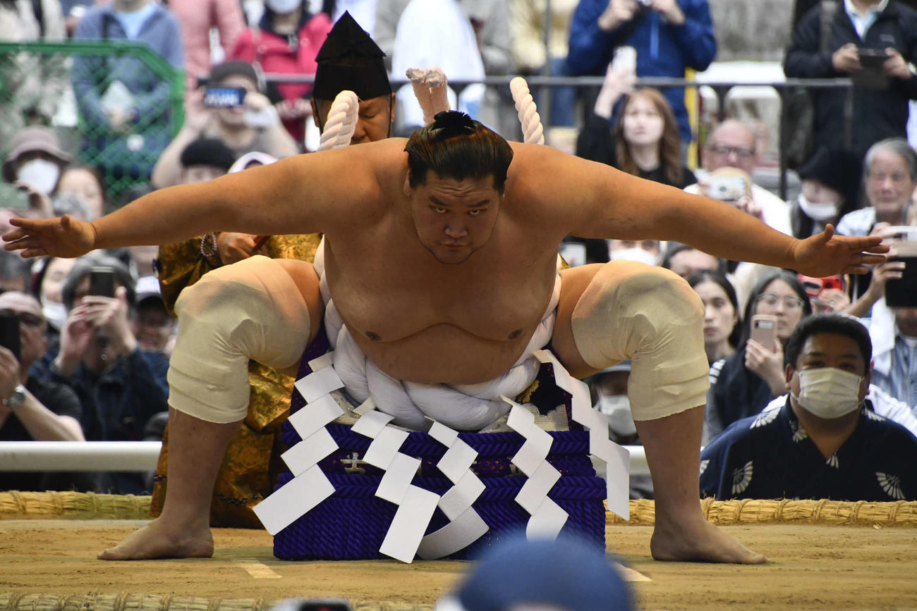 横綱土俵入りを披露する照ノ富士