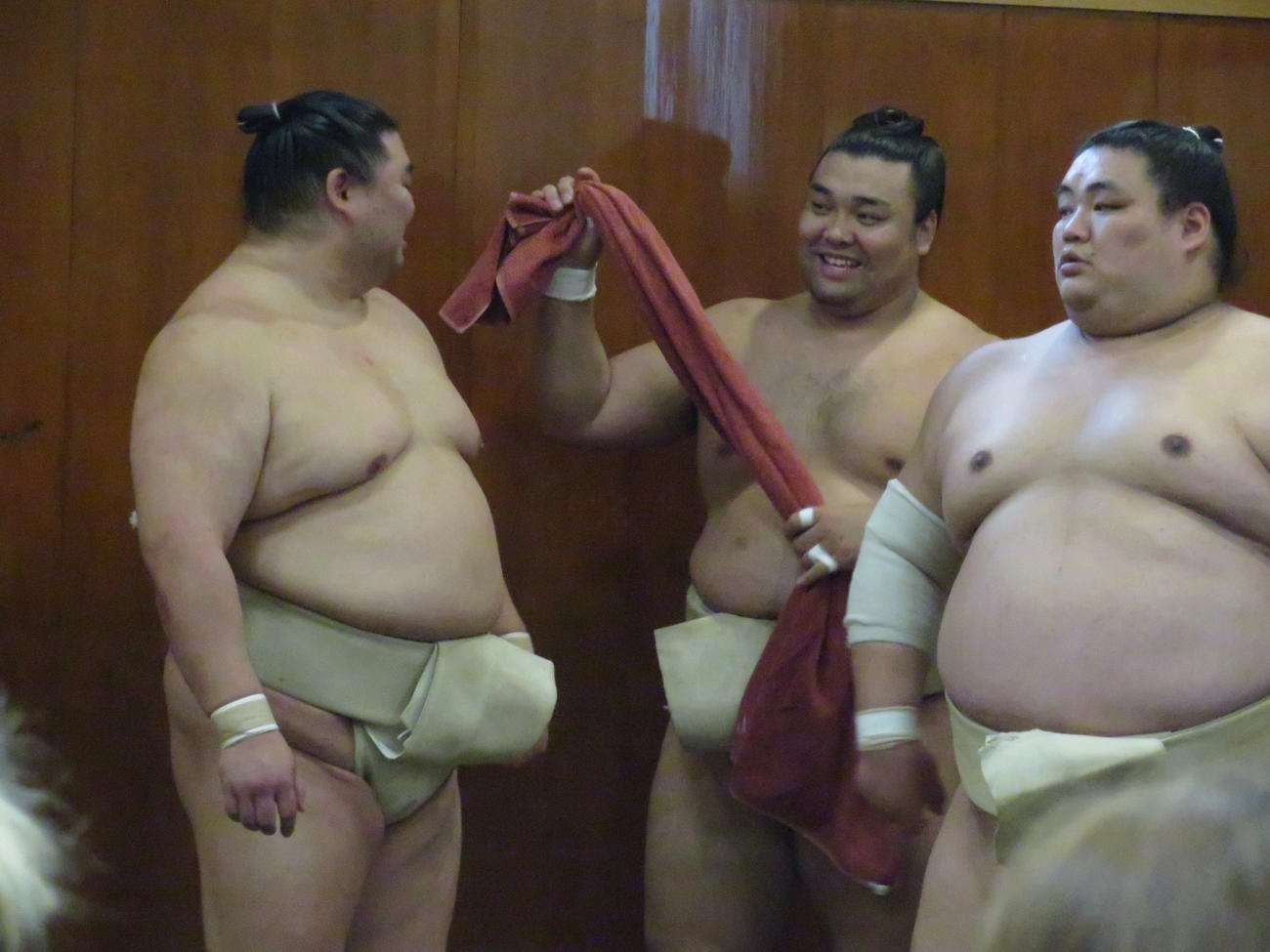 出稽古先の時津風部屋で、若い衆の申し合いの合間に笑顔で話す霧馬山（中央）と正代（左）。右は大翔鵬