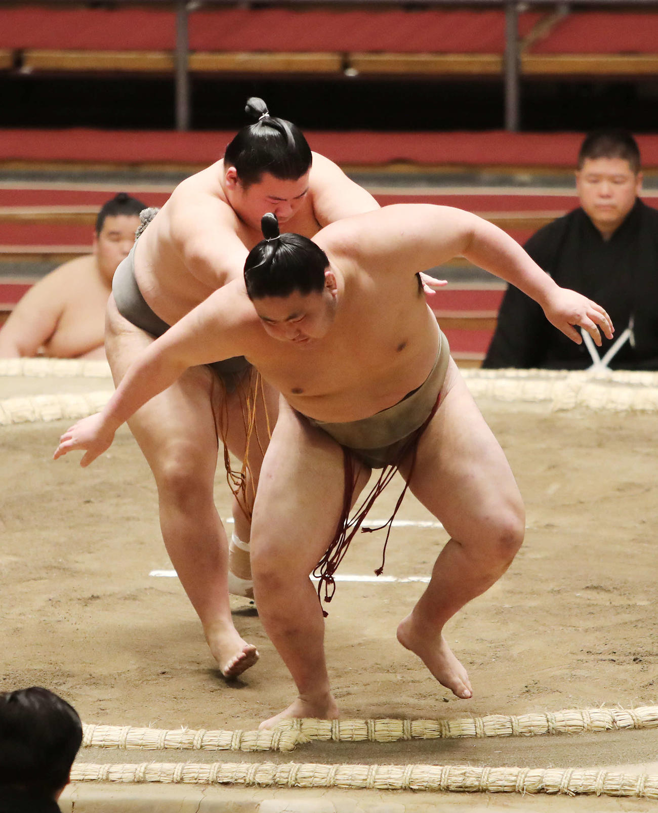 2020年3月、大相撲春場所で琴貫鉄（後方）に送り出しで敗れる八女の里