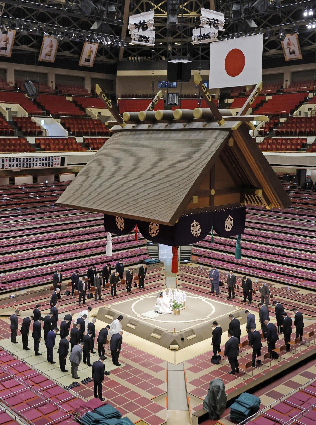 大相撲夏場所初日を前に、東京・両国国技館で営まれた土俵祭り（共同）