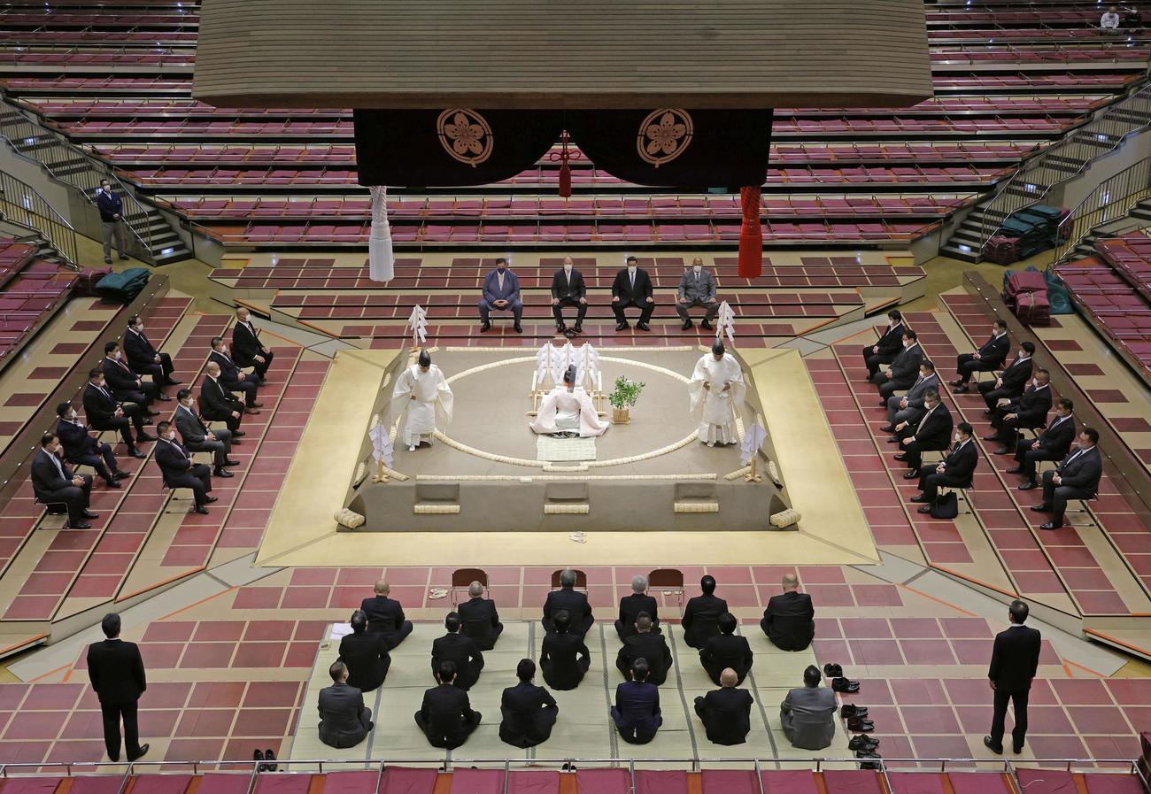 大相撲夏場所初日を前に、東京・両国国技館で営まれた土俵祭り（共同）