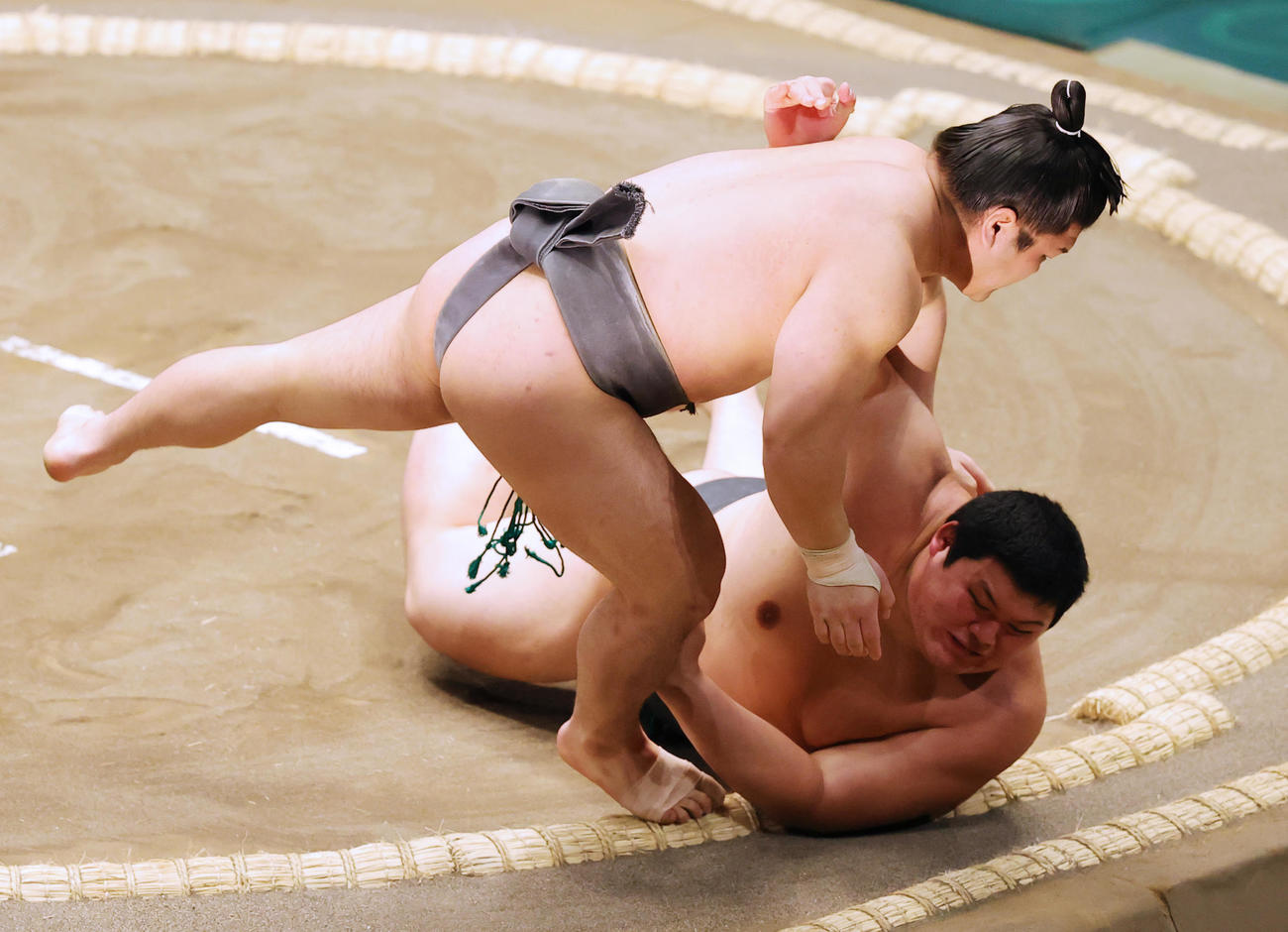 大の里（右）を突き落としで破る石崎（撮影・野上伸悟）