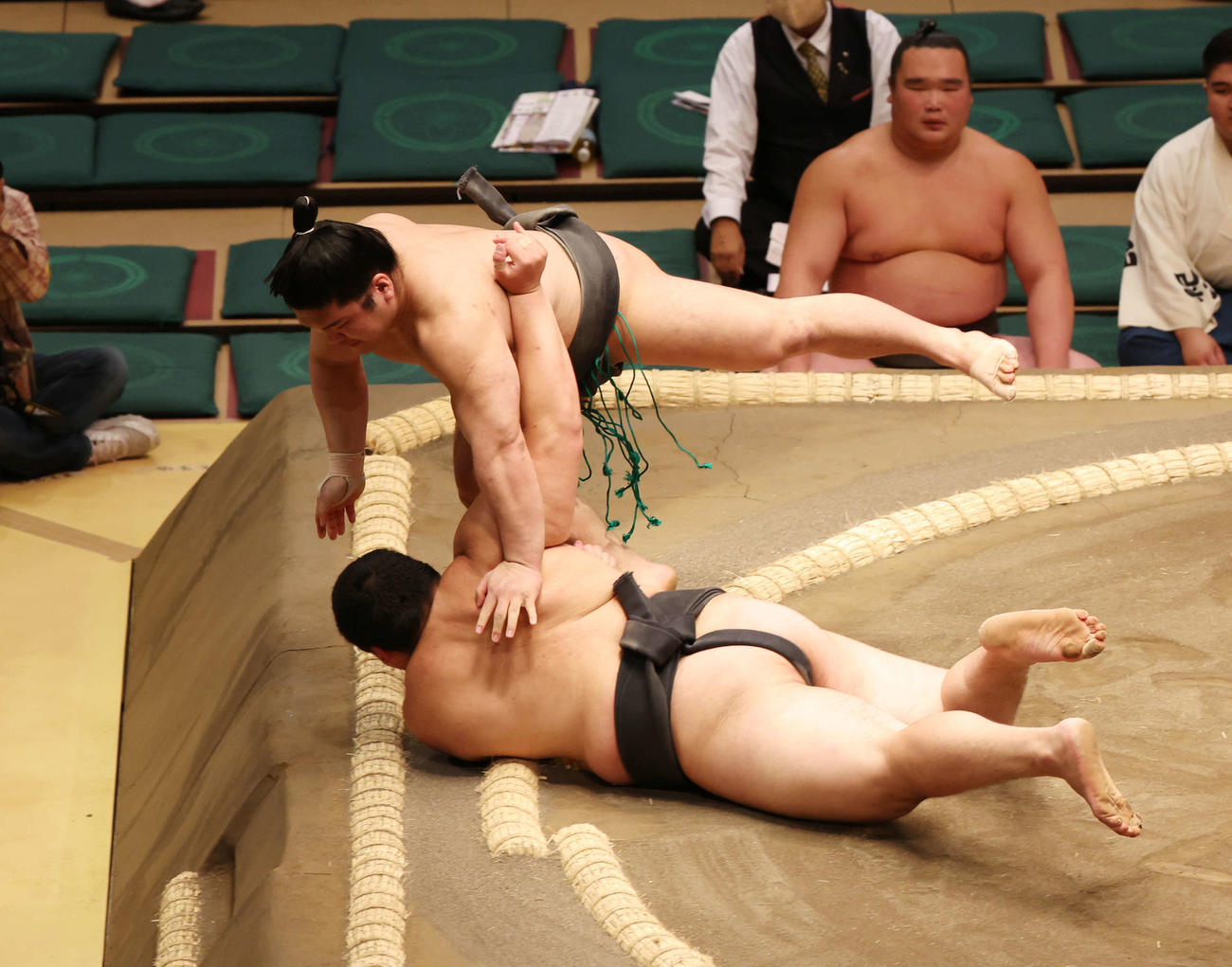 突き落としで石崎（上）に敗れる大の里（撮影・宮地輝）