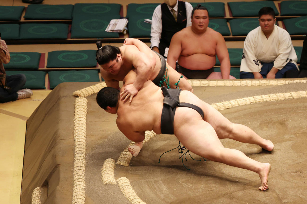 突き落としで石崎（上）に敗れる大の里（撮影・宮地輝）