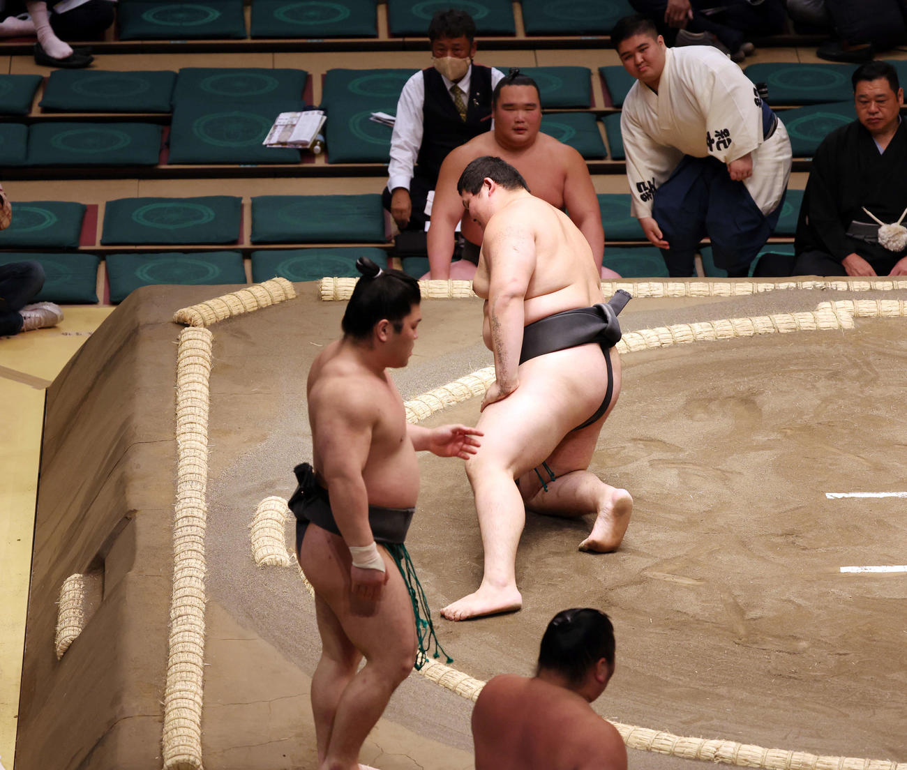 突き落としで石崎（左）に敗れる大の里（撮影・宮地輝）