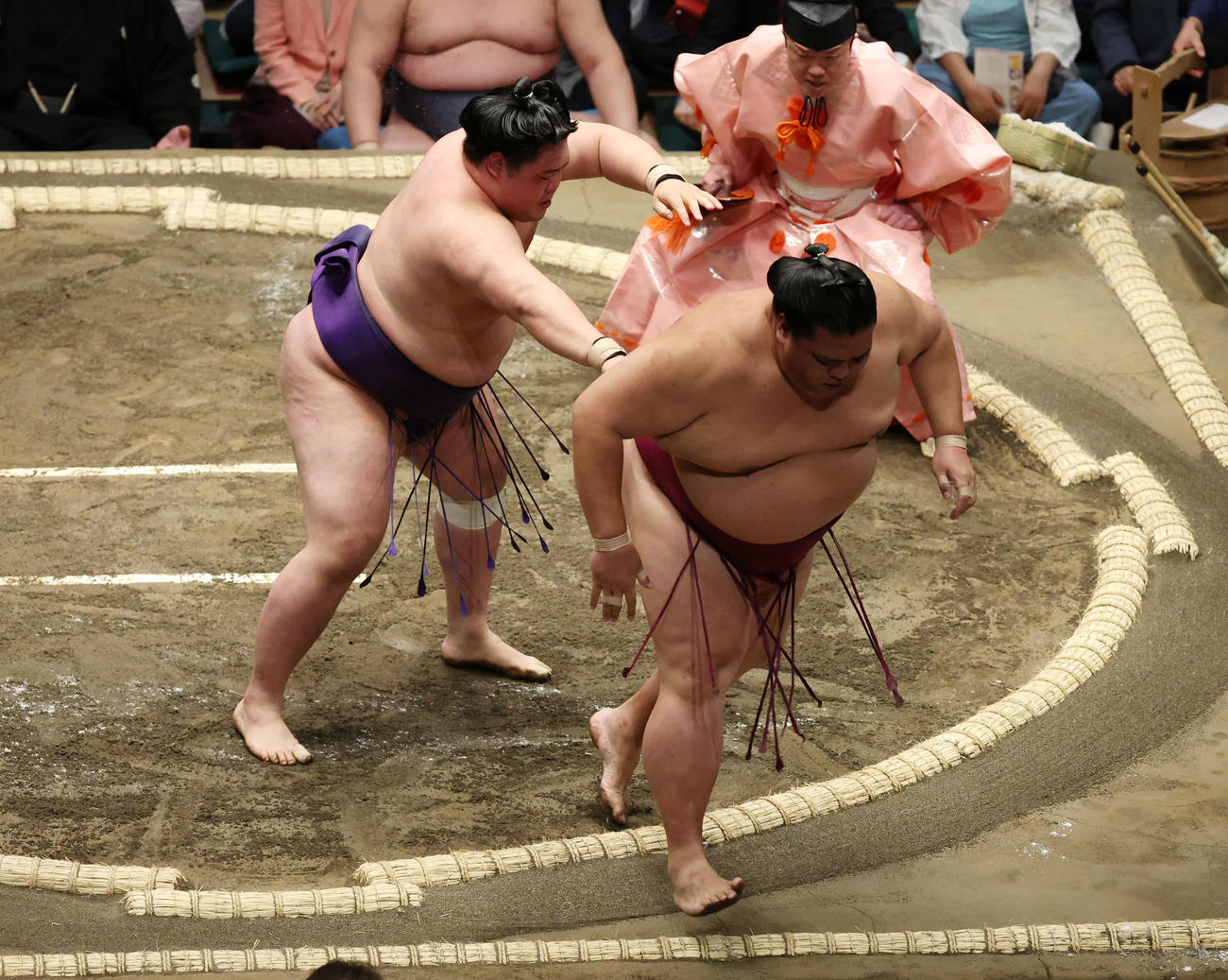 送り出しで御嶽海（右）を破る明生（撮影・宮地輝）
