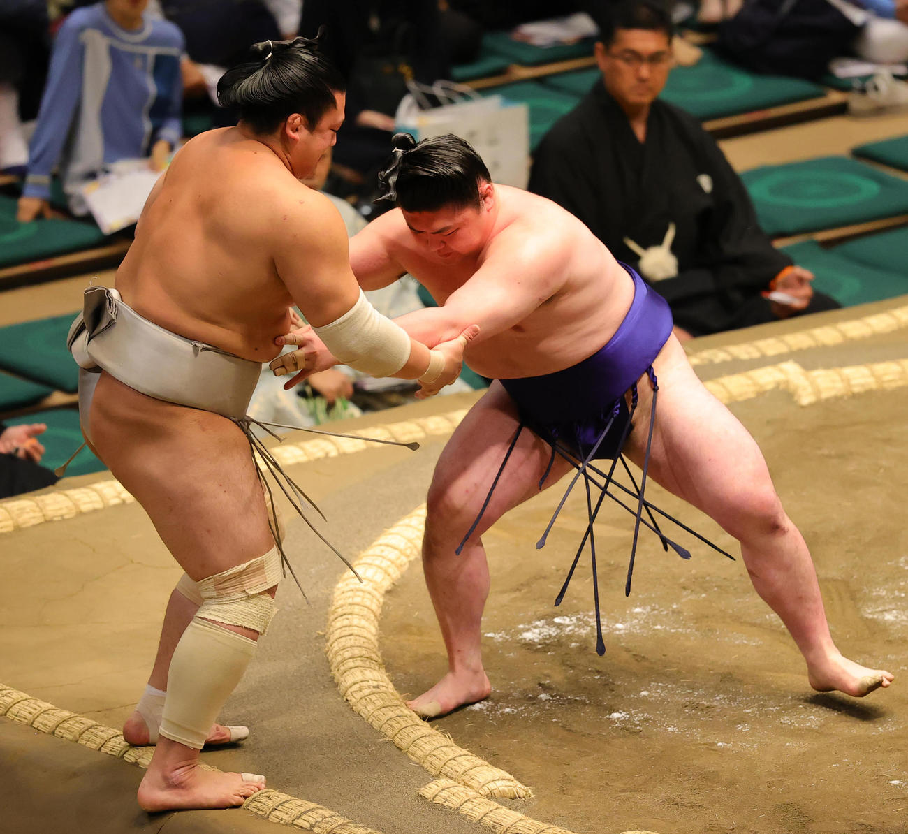 対馬灘（左）を押し出しで破る時疾風（撮影・野上伸悟）