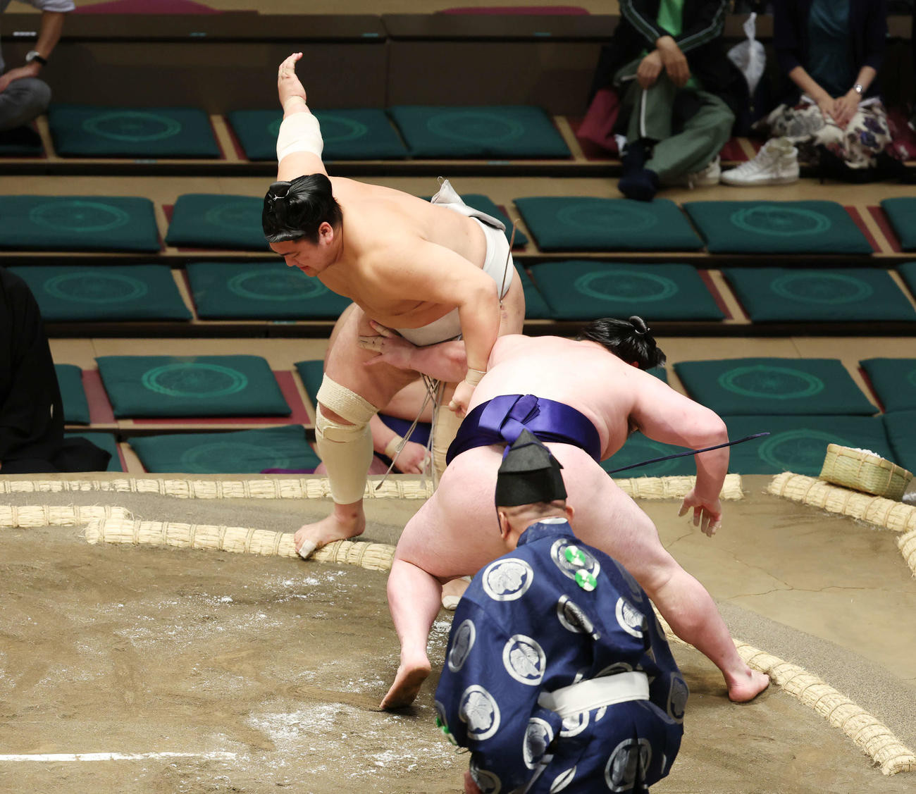 押し出しで對馬洋（左）を破る時疾風（撮影・宮地輝）