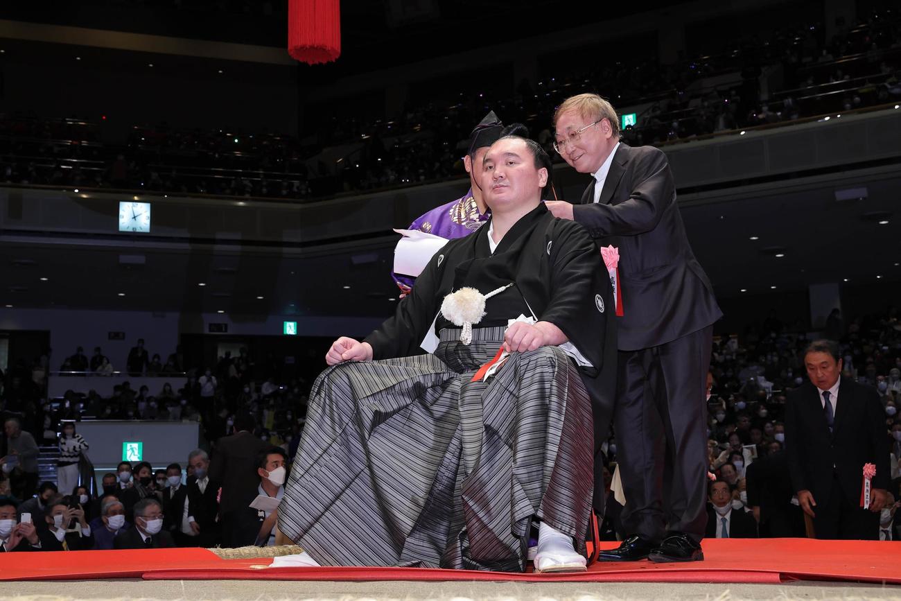 宮城野親方（元横綱・白鵬）のマゲにハサミを入れる高須克弥氏（2023年1月撮影）