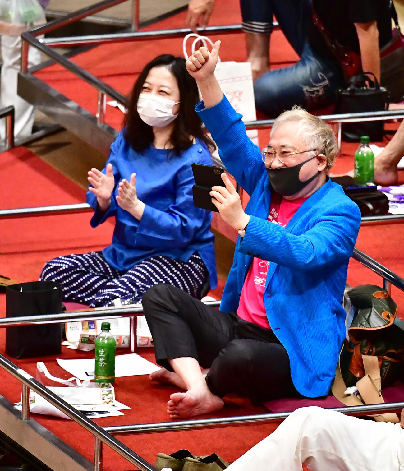炎鵬と徳勝龍の一番に懸賞を掛けた高須クリニック院長の高須氏は館内の声援に応える（2020年9月14日撮影）