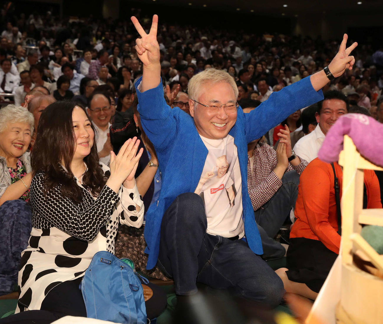 自身のクリニックの懸賞幕に声援がとび、思わず笑顔でピースサインの高須克弥氏（右）と西原理恵子氏（2018年5月14日撮影）