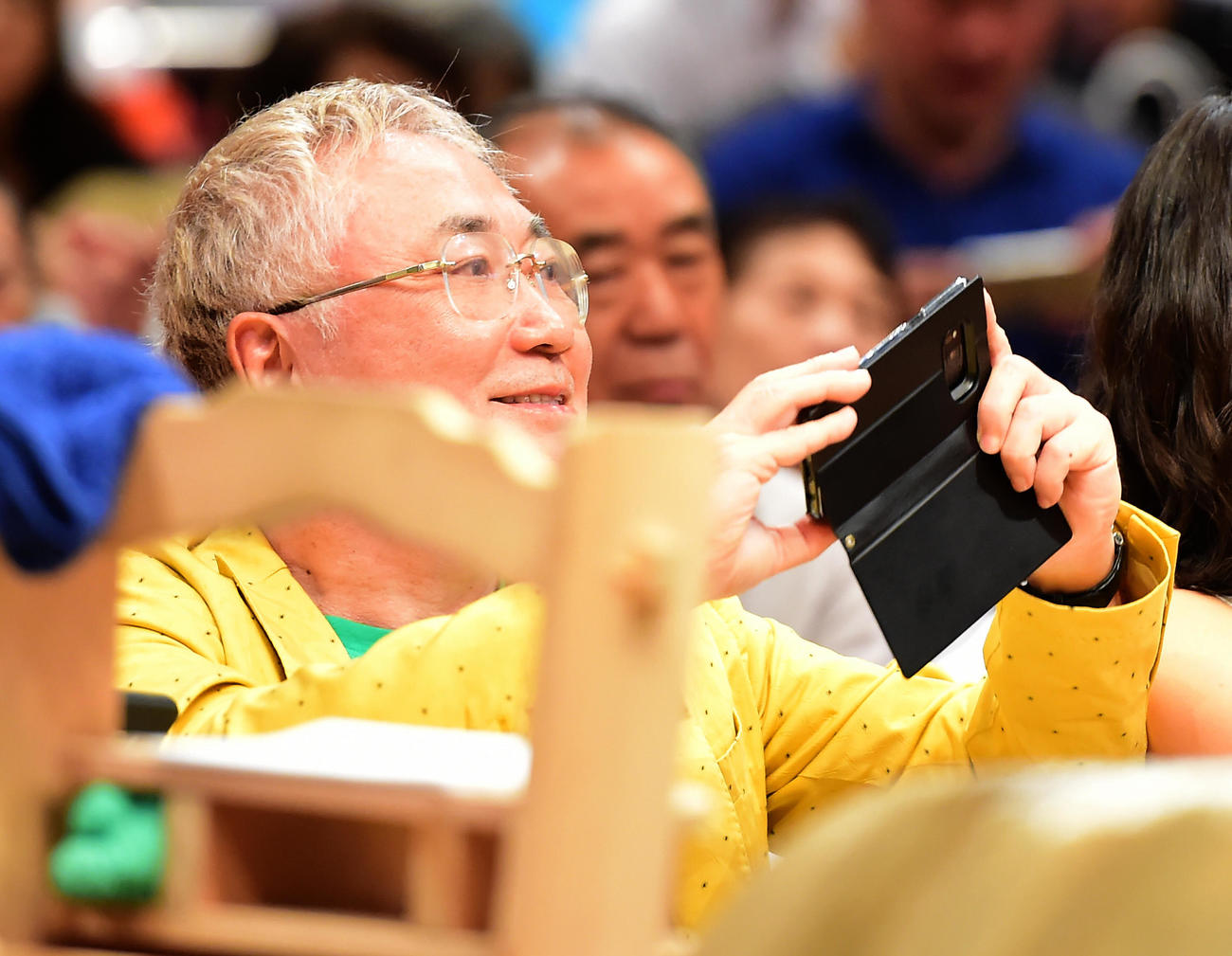 高須クリニックの懸賞幕をスマホで撮影する高須院長（2017年9月11日撮影）