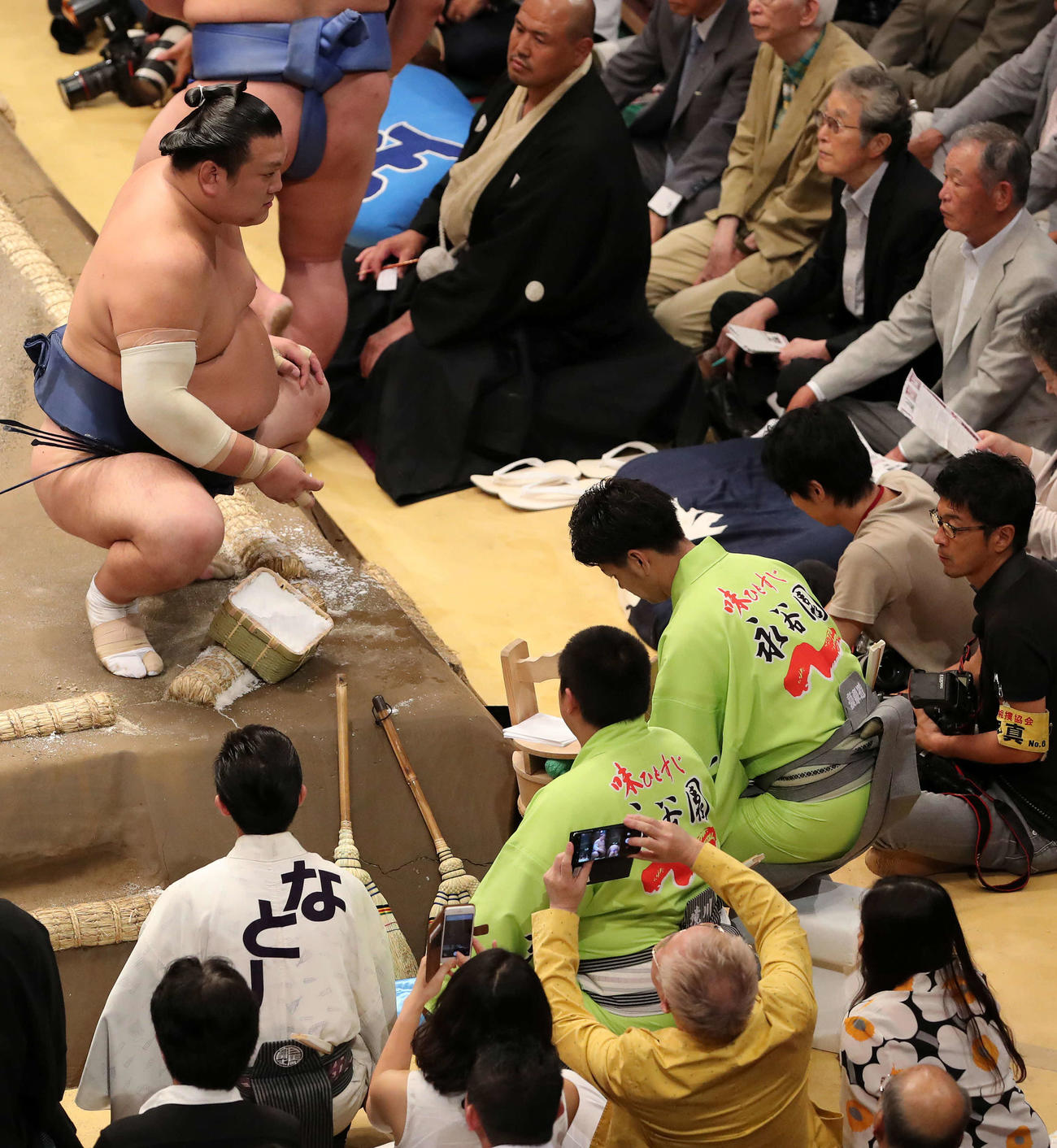 勢の写真を撮る高須院長（黄色いジャケット）（2017年9月11日撮影）