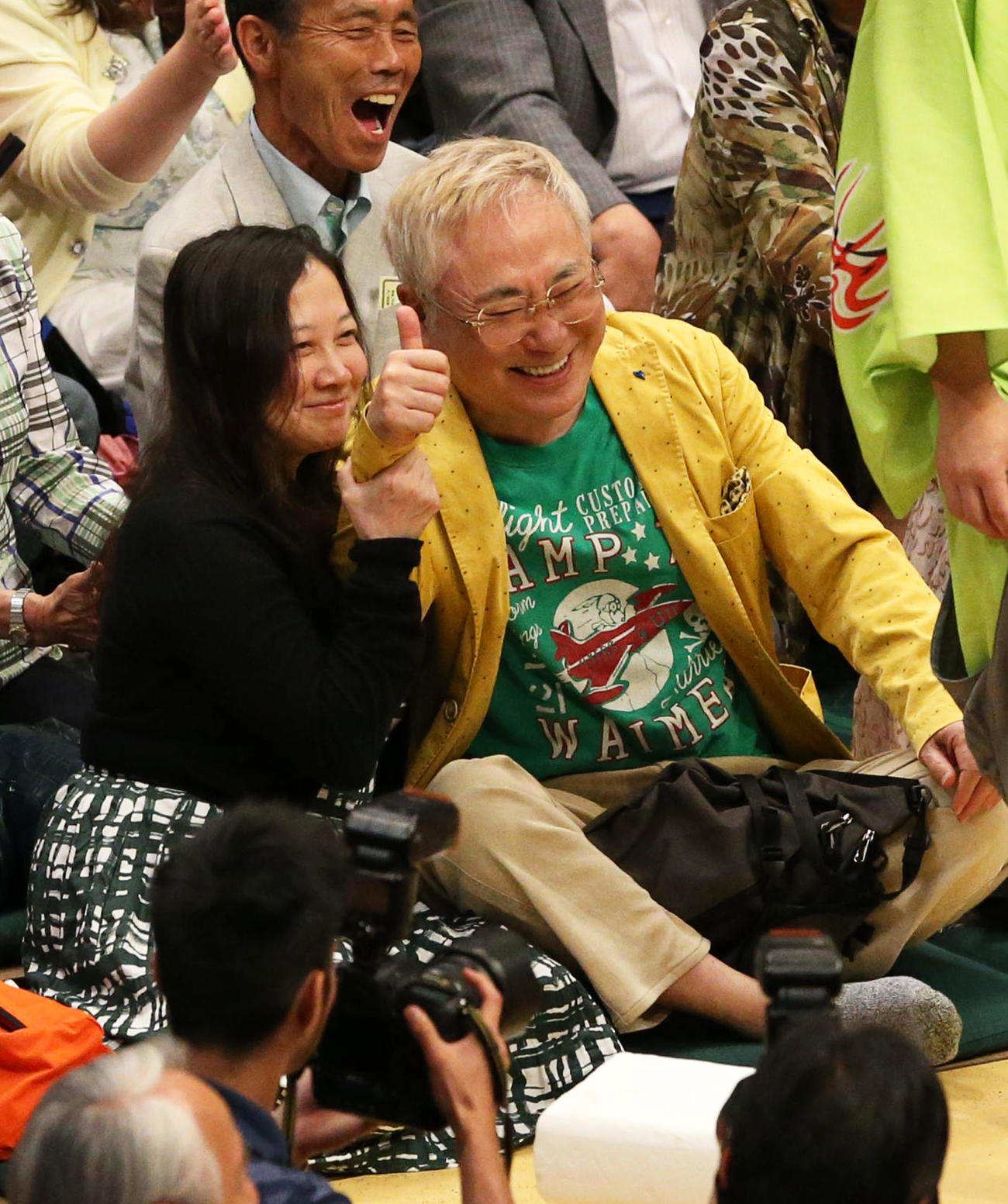 西原理恵子（左）と仲良く相撲観戦する高須克弥医院長（2017年5月15日撮影）