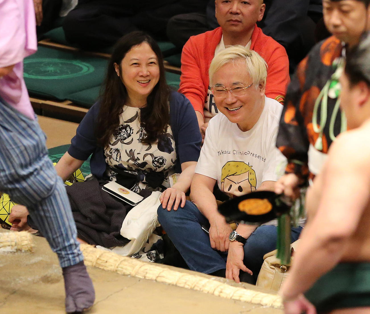 大相撲2日目を観戦する高須克弥院長（右）と西原理恵子氏（2016年5月9日撮影）